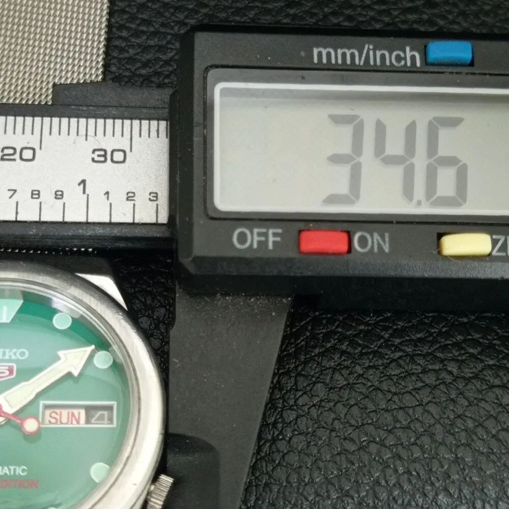Vintage 1981 Seiko Automatic Mens Silver Watch W/daydate & Red accents